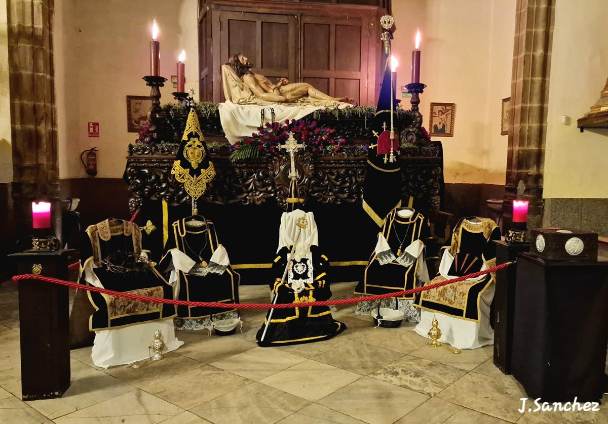 El Cristo Yacente en su paso listo para procesionar