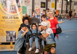 El pequeño Alejandro con sus tíos acompañados por más miembros de su familia