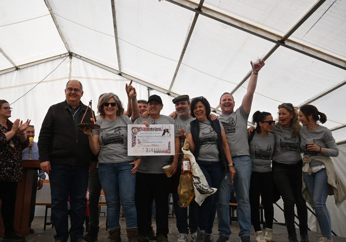 La peña 'Amigos de la calle Almendro' gana el primer premio del concurso de calderetas