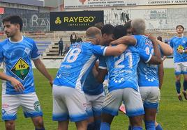 El equipo vcelebrando uno de los goles al Santa Marta