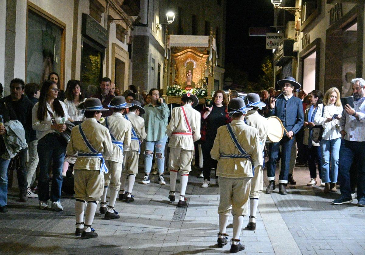 La Esperancita salió en procesión acompañada por los danzantes de Fuentes de León