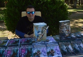 Ismael Luque con su nuevo trabajo en la Feria del Libro