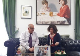 El alcalde junto a la secretaria del jurado