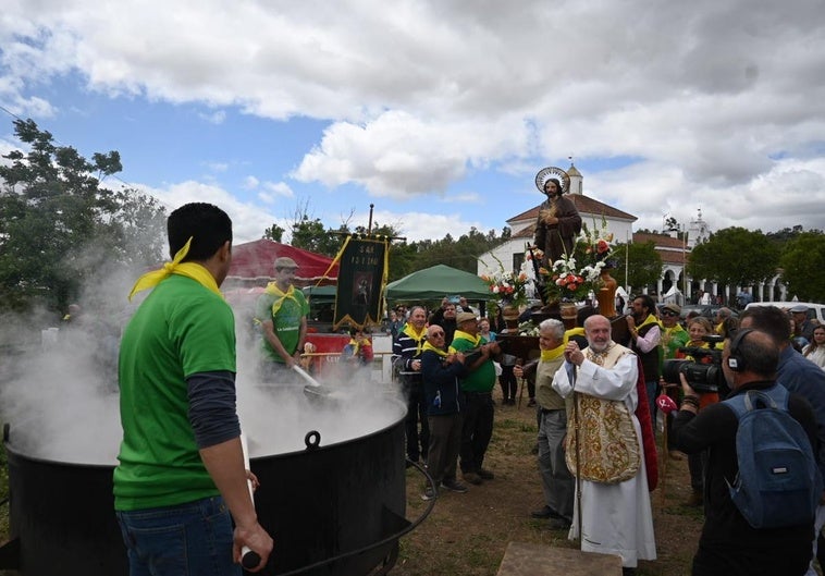 El Santo Patrón de los Campos delante de la garbanzada surante su procesión