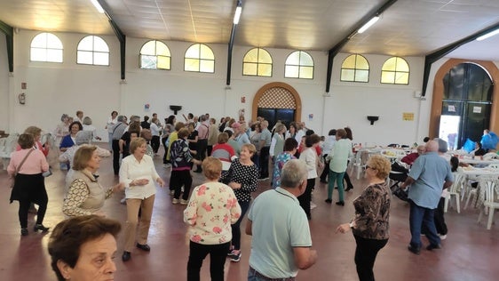 Más de 300 personas mayores se reúnen en la I Convivencia Intercentros