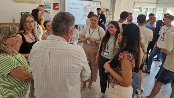 El alumnado de Administración y Finanzas del IES Cristo del Rosario desayunan con empresarios