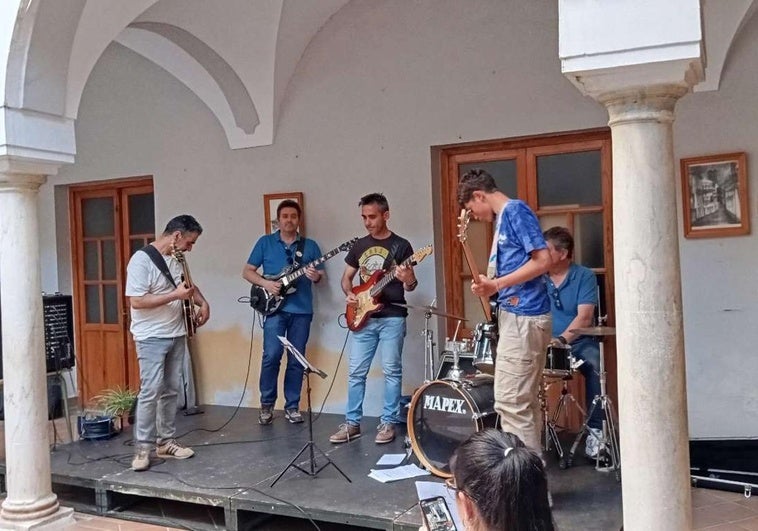 Algunos alumnos durante su actiación