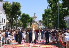 La procesión a su paso por la calle Ancha