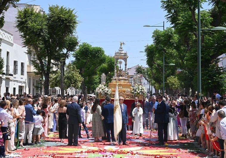 La procesión a su paso por la calle Ancha