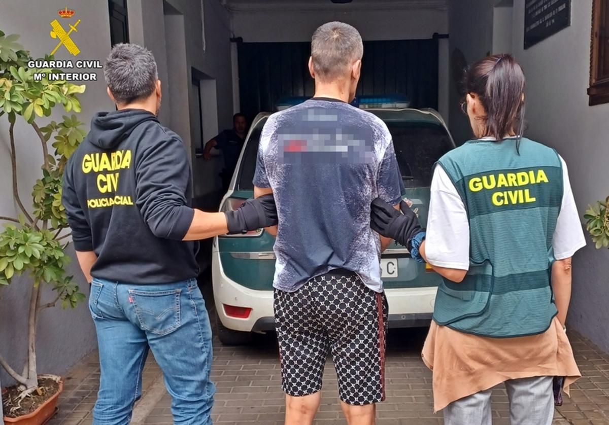 Entrada de uno de los detenidos en el cuartel de la Guardia Civil