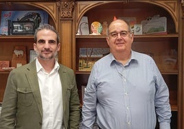 Presentación del pregonero de la Festividad en el ayuntamiento por parte del alcalde