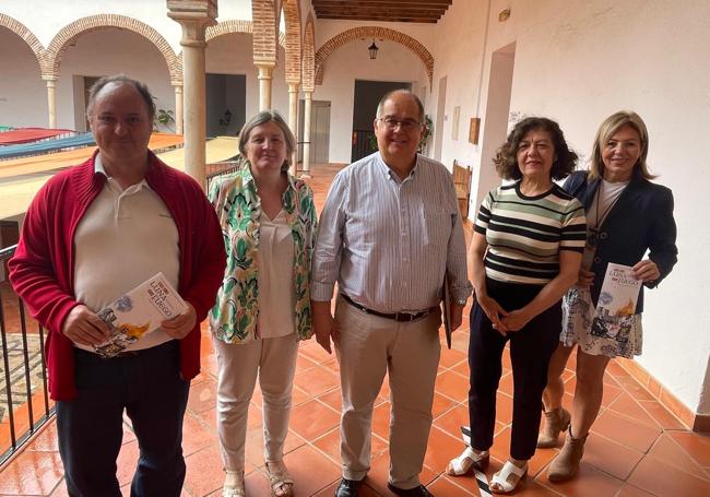 El alcalde junto a los responsables de los servicios municipales que colaboran en la fiesta