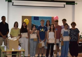 Entrega de diplomas a los participantes del proyecto durante el acto de clausura