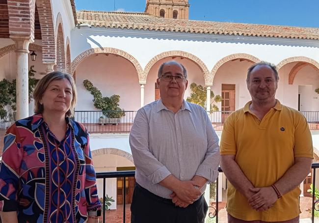 El alcalde junto con los responsables de los dos servicios