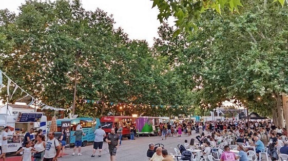 El público disfruta de la gastronomía y la música del Festival Mundial de Foodtrucks