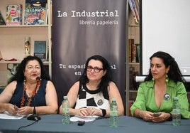 Inma Chacón, junto a Dolores y María durante la charla