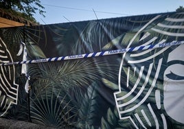 Precinto de la Policía Local en la puerta del establecimiento