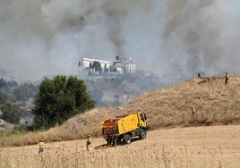 Efectivos trabajando para extinguir el fuego