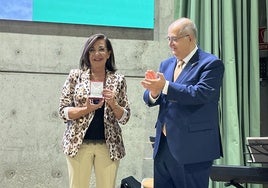 Elena Diéguez tras su pregón recibiendo las insignias de la FIG