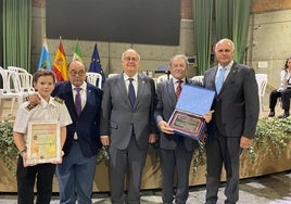 El pregonero junto al presidente de la peña, el alcalde, su presentador y un miembro de la banda