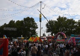 Gran ambiente en el parque de hinchables