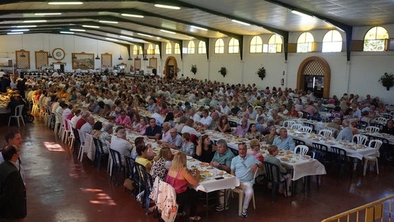 Unos 800 mayores disfrutaron de su matiné en la feria