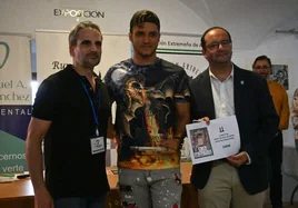 El campeón del Open Internacional recoge su premio