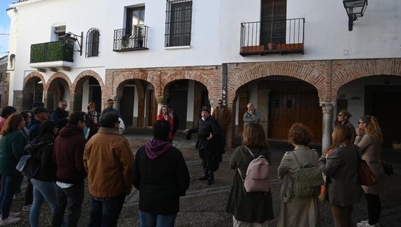 Unas 30 personas conocen historias y curiosidades de los mercados y posadas