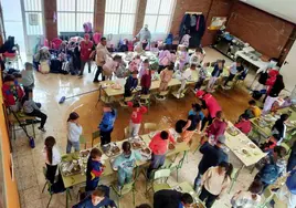 Las lluvias inundaron el comedor cuando los ususarios estaban comiendo