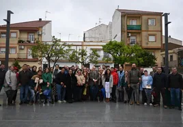 El alumnado junto con el equipo técnico y docente y autoridades en la nueva plaza