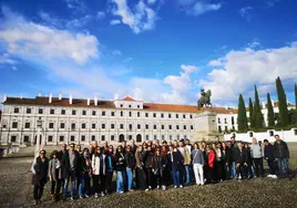 Foto grupal frente al Palacio Ducal, marcando el inicio de la jornada cultural en Vila Viçosa