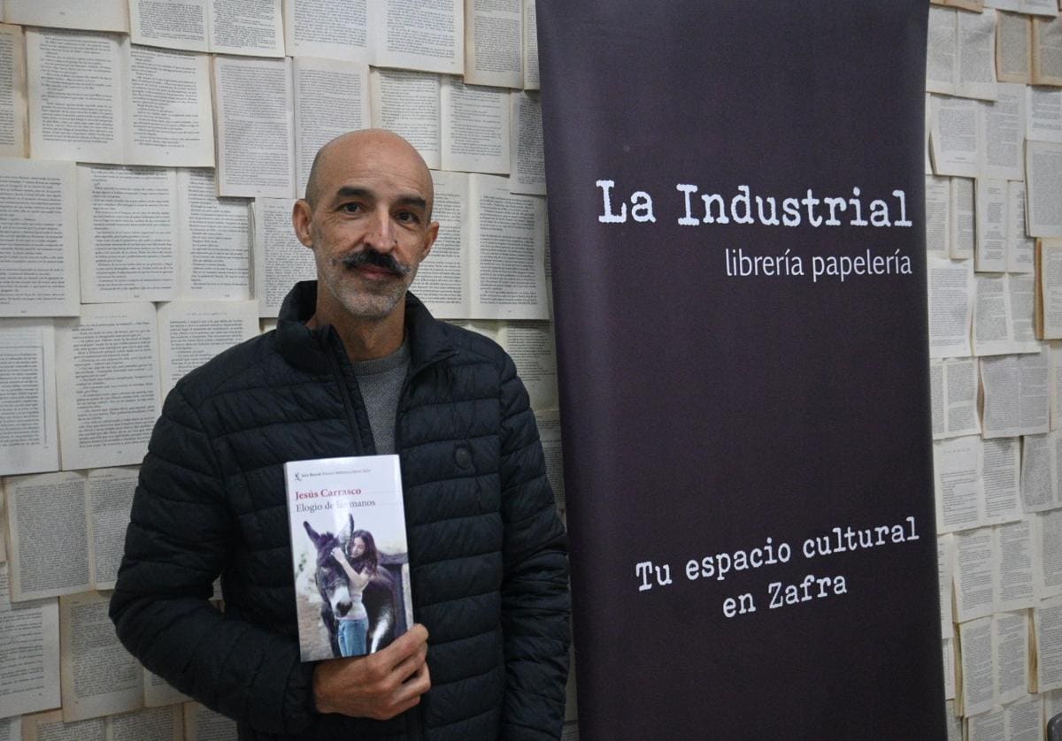 Jesús Carrasco con su novela en La Industrial