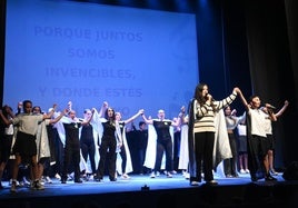 Los actores sobre el escenario del Teatro de Zafra