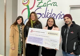 Entrega de la donación en la sede de la ONG