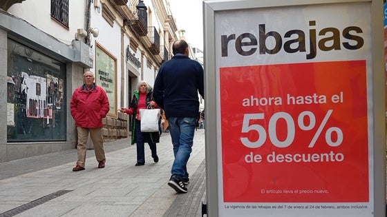 Los comercios ya lucen sus rebajas de invierno para atraer al público
