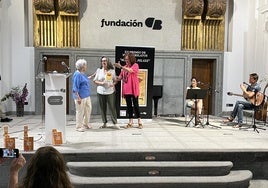 Entrega del premio a la ganadora de la edición de 2024