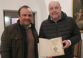 El presidente de la asociación hizo entrega de las publicaciones al director del museo