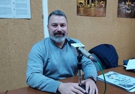 El concejal Antonio Navarro durante una entrevista en la emisora municipal