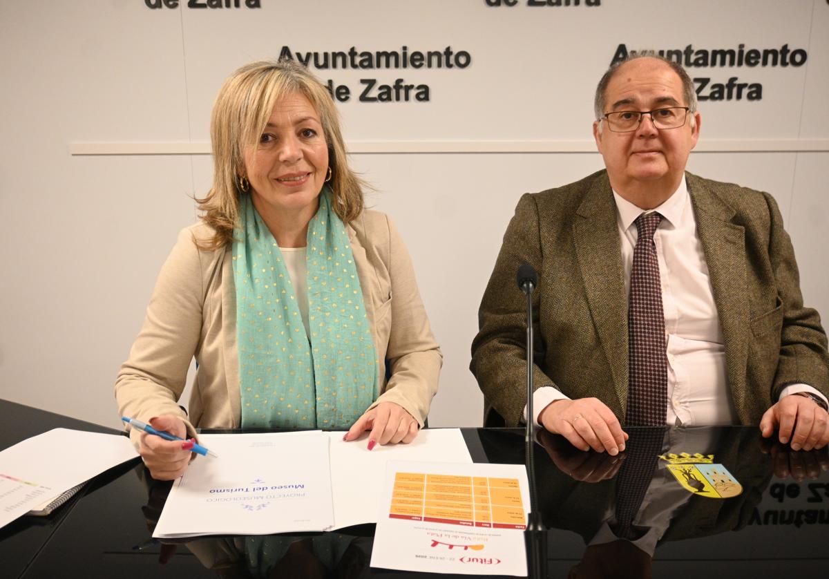 El alclade y la directora de la Oficina de Turismo durante la presentación