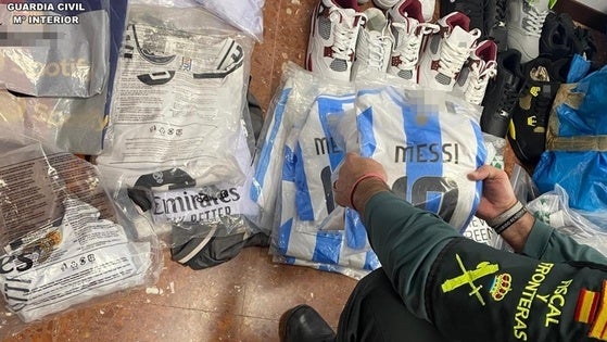 La Guardia Civil interviene más de 150 prendas deportivas falsificadas en el mercadillo