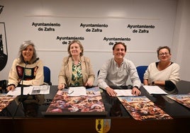 La pregonera del Carnaval junto a los concejales Mª del Mar Solera y Alejandro Carvajal; y la directora de la UPZ, Josefa Moreno y en la presentación