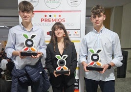 Los jóvenes ajedrecistas con sus premios