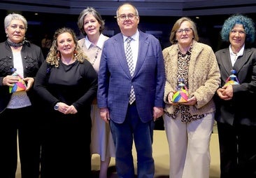 Las homenajeadas junto al alcalde y la concejala