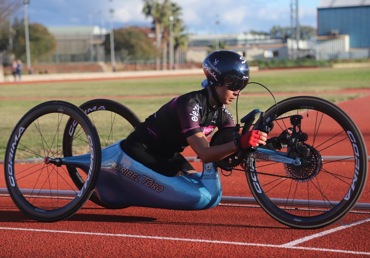 Maribel Toro con su bicicleta, una handbike