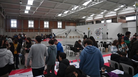 Unos 400 alumnos y 60 docentes han participado en la II Jornada de 'Robo-Reto'