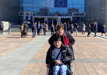 Javier con su madre en Bruselas durante el viaje de estudios