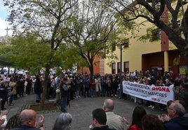 Concentración a las puertas de la residencia