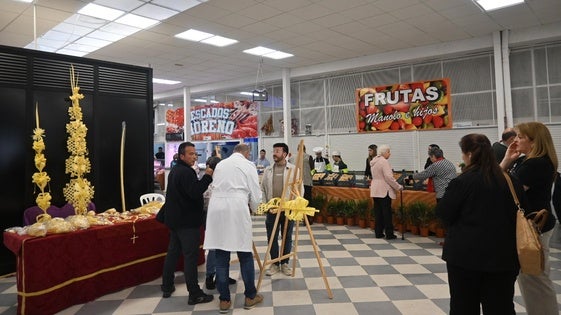 El Mercado de Abastos acogió actividades tradicionales y solidarias este Viernes de Dolores