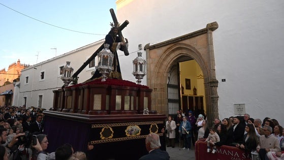 Emotivo Jueves Santo con la procesión del Nazareno y la Esperanza en la calle