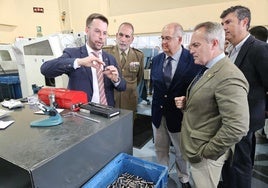Las autoridades juntos a responsables de la empresa en la inauguración